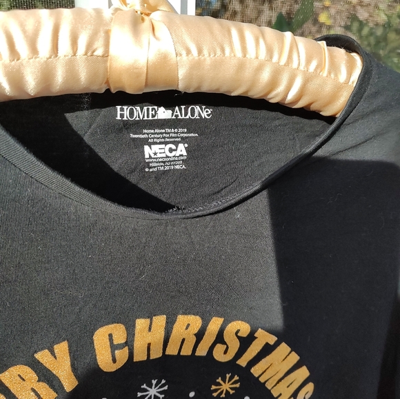 Home Alone Christmas tee. - Picture 3 of 8